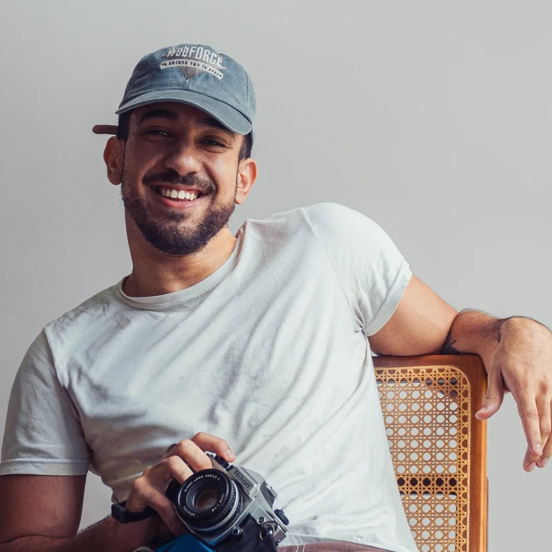 Nicholas Simões com câmera Nikon